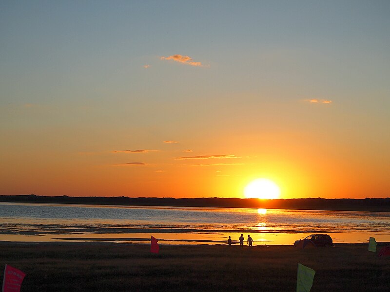 File:双合尔湖夕照 - Sunset at Lake Shuangheer - 2011.07 - panoramio.jpg