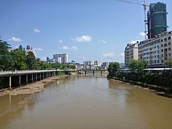 市街地を流れる西渓