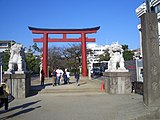 二の鳥居（2004年10月17日撮影）※画面奥が鶴岡八幡宮