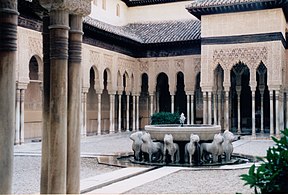 La cour des Lions (patio de los Leones) et sa fontaine, situés dans l'un des palais nasrides de l'Alhambra.