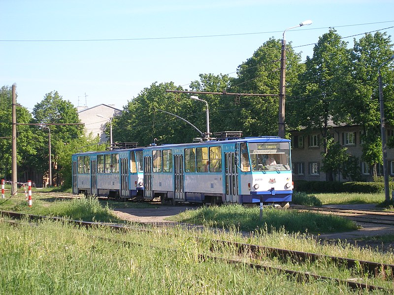 File:2. tramvajs starp Elvīras ielu un Zasulauka galapunktu.JPG