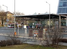 Busbahnhof, dahinter das „Notdach“