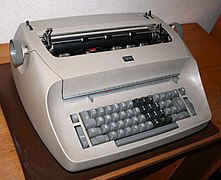 Machine à écrire IBM à boule vendue dans le monde entier, 1961-1986. (Une version a servi de console système sur des ordinateurs de la marque).