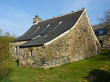 Maison granite et schiste à toit surmonté d'un lignolet.
