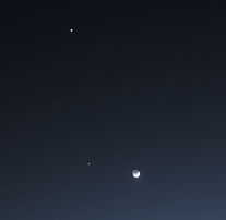 Conjonction de mars 2012 entre Vénus, Jupiter et la Lune, les trois objets les plus brillants du ciel après le Soleil. La photographie a été prise le 25, le jour de la conjonction entre Jupiter (en bas à gauche) et la Lune (en bas à droite, avec lumière cendrée), celle entre la Lune et Vénus (en haut) eut lieu le lendemain, tandis que les deux planètes avaient été en conjonction le 14. (définition réelle 2 315 × 2 254)