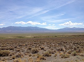 2014-07-30 11 19 31 Pohled na Mount Jefferson a Shoshone Mountain v pohoří Toquima od Nevada State Route 376 (Tonopah-Austin Road) severně od Carvers, Nevada.JPG