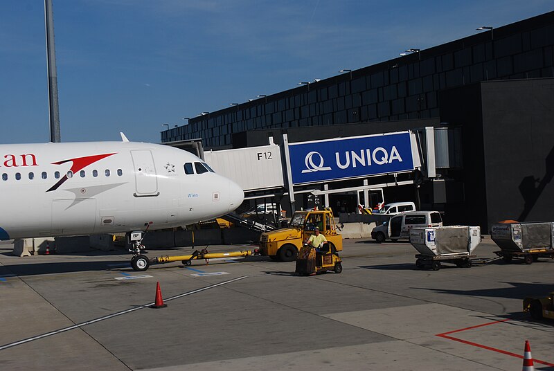 File:20160521 110 vienna airport.jpg