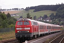 Der EifelMoselExpress bei der Einfahrt in den Bahnhof Kall