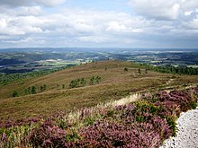 Le paysage en direction de Dinéault et Trégarvan vu du sommet du Ménez Hom ; le cairn censé être la tombe du roi Marc'h se trouve au milieu du sommet annexe visible au milieu de la photographie.