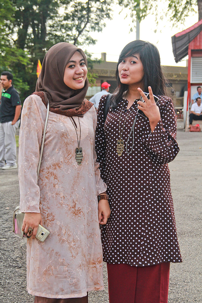 File 2 Malay girls in baju kurung jpg Wikipedia