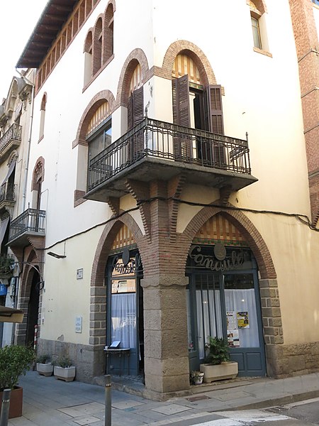 File:389 Casa Alòs, pl. Gran 22 - c. Nou 1 (Ripoll), detall.jpg