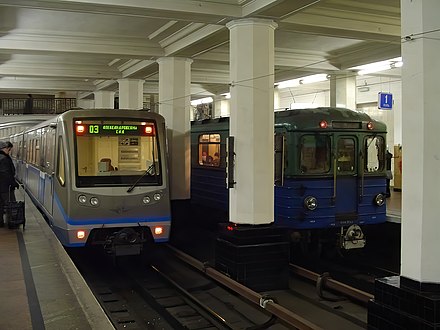 Rames de la série 81-740/741 (à gauche) et E à la station Alexandrovski Sad.