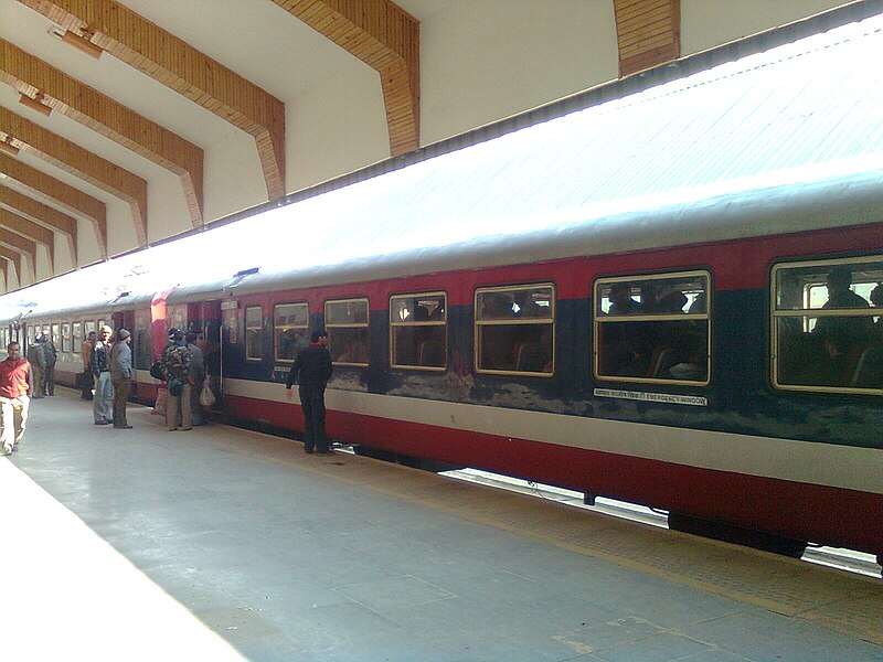 File:A DEMU passenger train at Srinagar Railway Station Platform.jpg