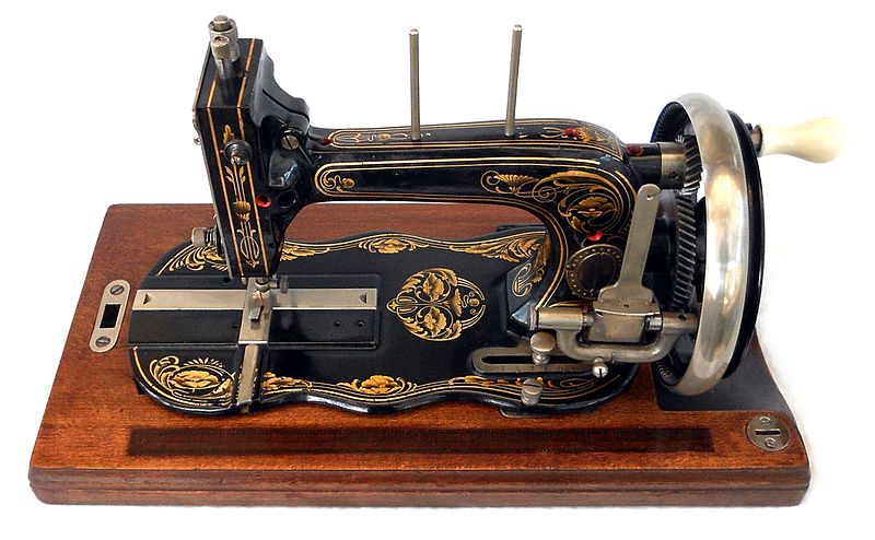 800px-A_Vesta_Fiddlebase_from_the_Warren_Collection_of_Antique_Sewing_Machines.jpg (800×494)