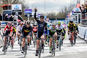 Aankomst Amy Pieters in Waregem, Dwars door Vlaanderen voor Dames 2016 - fotograaf Lieven De Cock.jpg