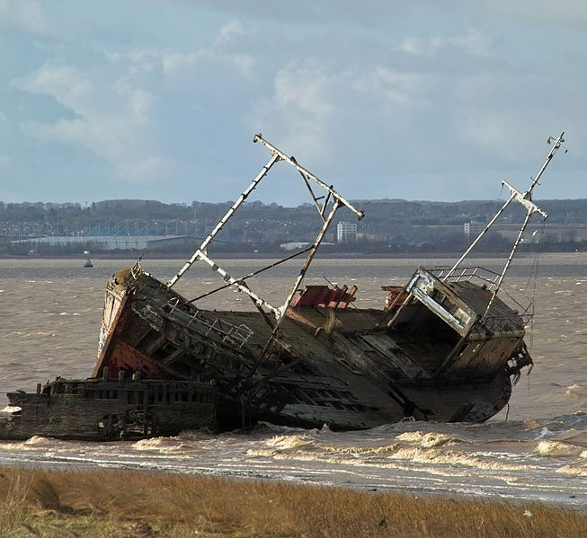 File:Abandoned wrecked Trawler lies midway between New Holland and Goxhill Haven - Feb. 2010.jpg
