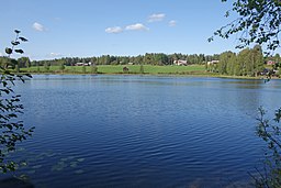 Abborrtjärnen med byn Abborrtjärn på andra sidan.