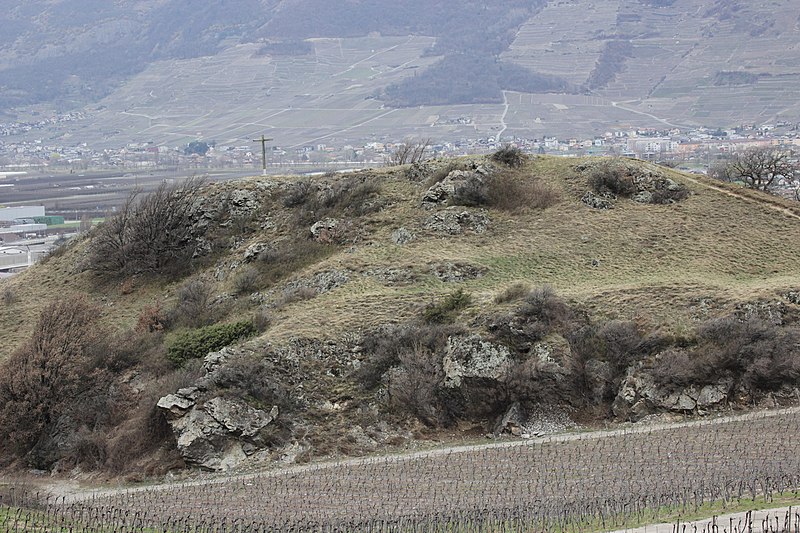 File:Adonis' hill in Charrat (17017590282).jpg