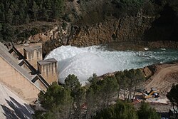 Плотина Аларкон, у истока водохранилища.