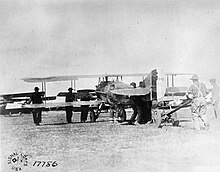 På flyvepladsen, forberedelse før en flyvning med en SPAD S.XIII, 26. juli 1918.