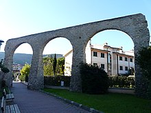 L'acquedotto in stile romano presso il centro urbano di Andora