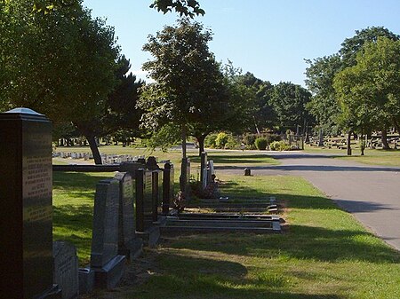 ไฟล์:Anfield Cemetery - geograph.org.uk - 3364100.jpg