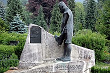 Großplastik eines in stillem Gedenken versunkenen Lesachtalers, Grabmal für den Viktringer Liederfürsten Thomas Koschat (1845–1914)