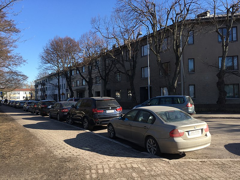 File:Apartments by the park (28977911417).jpg