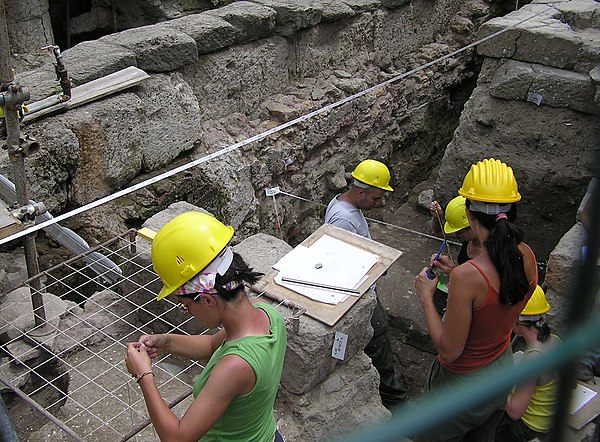 在意大利距今二千年的古罗马遗址，正由考古学家进行发掘与绘图。