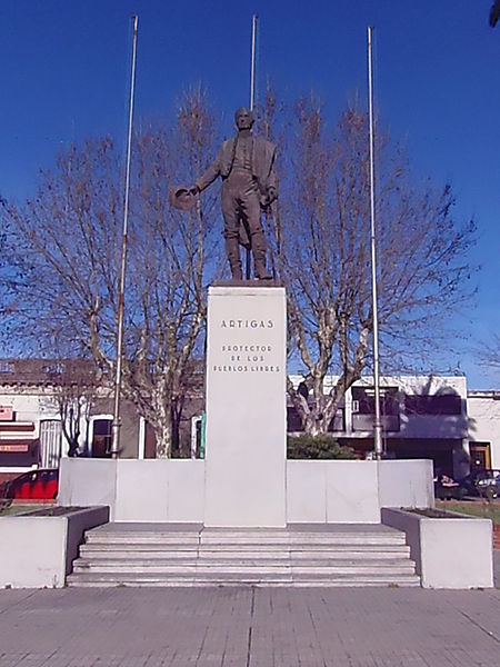 File:Artigas en Plaza Benito Herosa.JPG