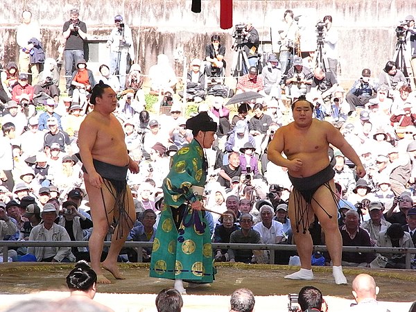 Hakuhō fights Asashōryū in an exhibition bout on 10 April 2009.