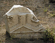 Morceau d'une corniche de marbre avec motifs hexagonaux.