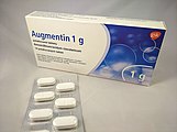 Čeština: Augmentin, hromadně vyráběný léčivý přípravek, 1 tableta obsahuje 875 mg amoxicilinu a 125 mg klavulanátu. Výrobce GSK. English: Augmentin, proprietary medicinal product, 1 tablet contains 875 mg of amoxicillin and 125 mg of clavulanic acid. Manufacturer GSK.