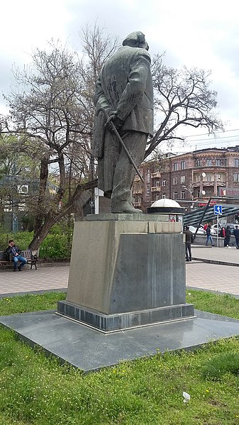 File:Avetik Isahakyan statue, Yerevan 21.jpg