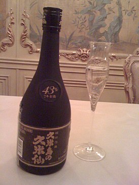 Una botella de awamori añejo a 43 grados