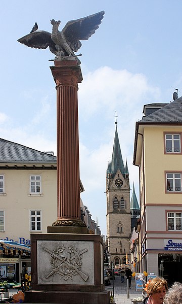 File:Bad Homburg, Kriegerdenkmal, Blick zum Turm der Marienkirche.jpg