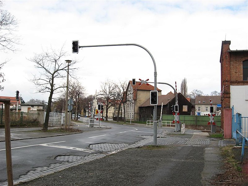 File:Bahnübergang Quedlinburg Albert-Schweitzer-Straße.JPG