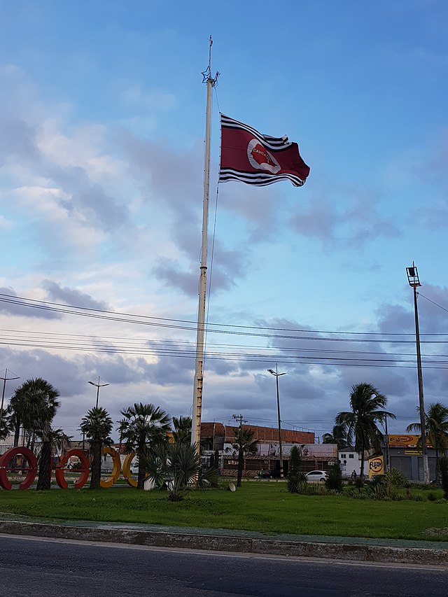 Bandeira de Caucaia hasteada no acesso à cidade via CE-085.