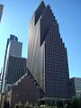 Bank of America Center, zaprojektowany przez Philipa Johnsona, stanowi przykład architektury postmodernistycznej