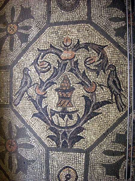 File:Basilica di aquilieia, museo e scavi , mosaici aula teodoriana 03.JPG