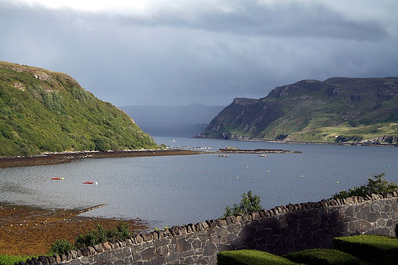 File:Bay in Portree with harbour in summer 2012 (1).JPG