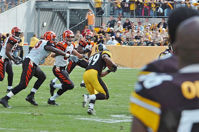 Pittsburgh's Willie Parker is pursued by the Bengals defense in their week 3 encounter