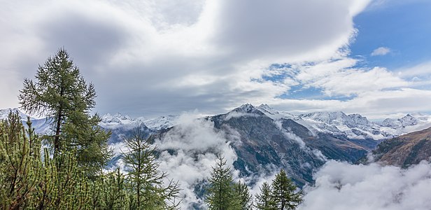 "Bergtocht_van_Gimillan_(1805m.)_naar_Colle_Tsa_Sètse_in_Cogne_Valley_(Italië)._Zicht_op_de_omringende_alpentoppen_van_Gran_Paradiso_09.jpg" by User:Famberhorst