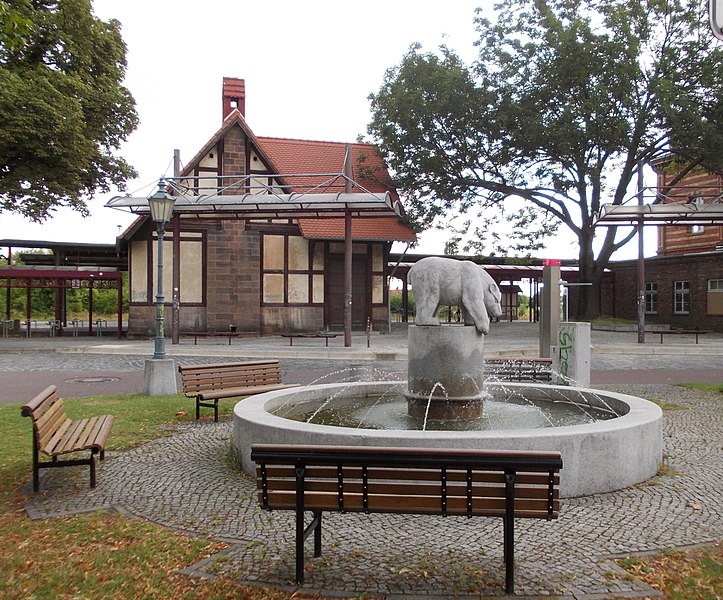 File:BernburgBahnhofsbrunnen.JPG