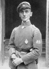 Rudolf Berthold dans l'uniforme de son corps franc. Son insigne (un B métallique) est sur sa manche. Il tient sa main droite dans la gauche pour dissimuler sa paralysie.