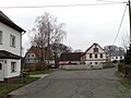 Mühlenanwesen mit Wohnhaus (ehemals Mühle), Seitengebäude (Wohnstallhaus), Scheune, ehemaliges Backhaus, Schuppen und Toranlage sowie Mühlgraben (Mühlgut Beucha)