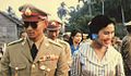 1959: Kong Bhumibol og dronning Sirikit besøger Nakhon Si Thammarat i sydlige Thailand på en af deres mange rejser rundt i nationen.