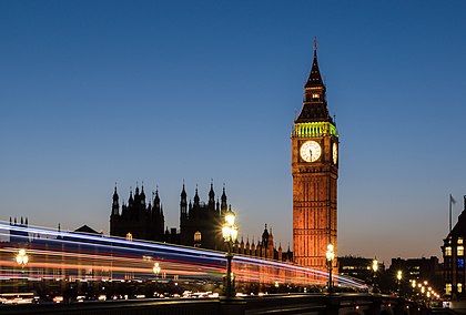 O Big Ben ao por do sol com raios de luz do trânsito na Ponte de Westminster. (definição 5 575 × 3 774)