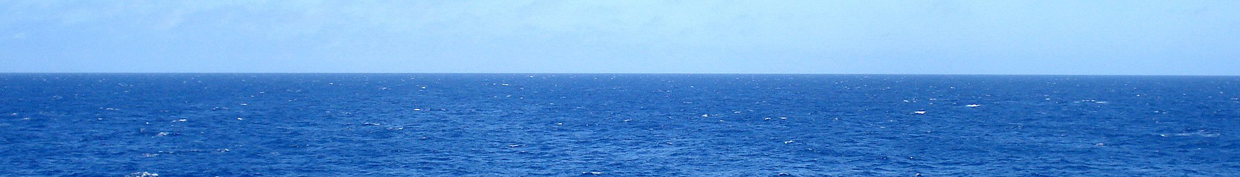 Sininen sininen meri - panoraama (rajattu) .jpg