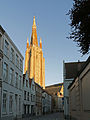 Brugge, de toren van de Onze-Lieve-Vrouwekerk vanuit de Mariastraat